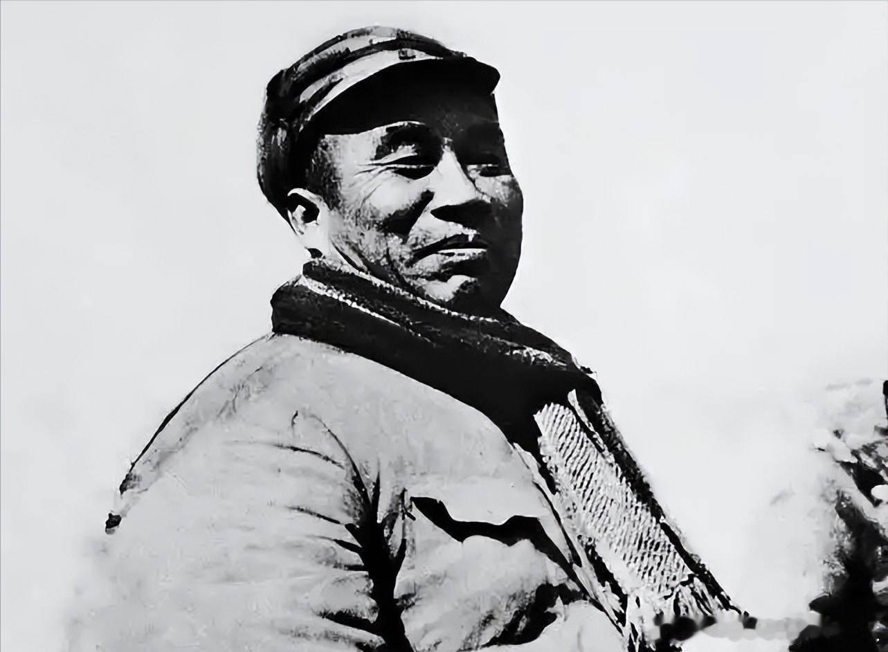 🌟【一张老照片，穿越时光的坚毅】🌟这张黑白影像中，朱德同志侧身而立，头戴军帽