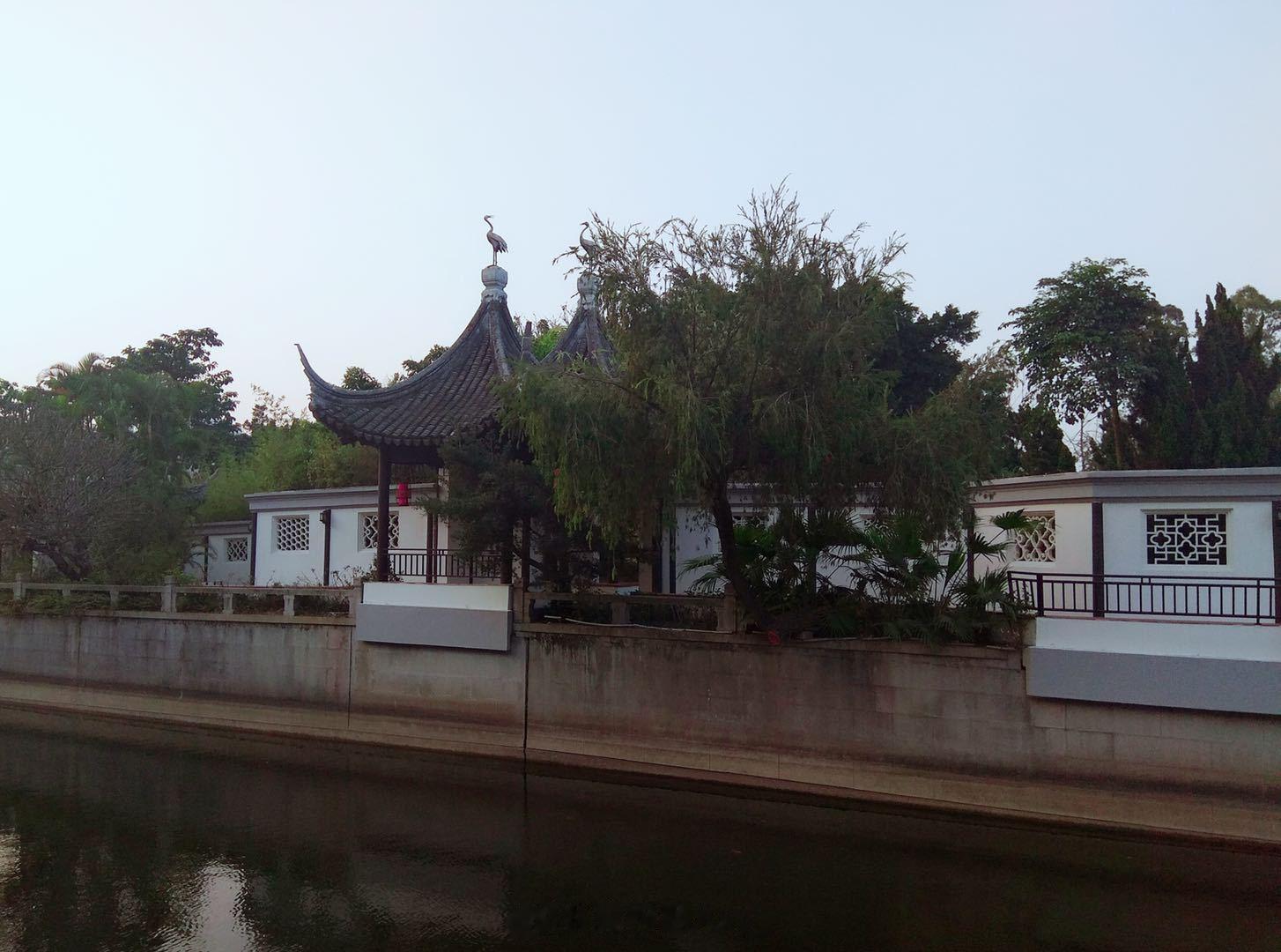 #记录团圆时刻#明月千里难以触摸，我对你的思念，如月光般洒脱，像漫天的清辉、遍地