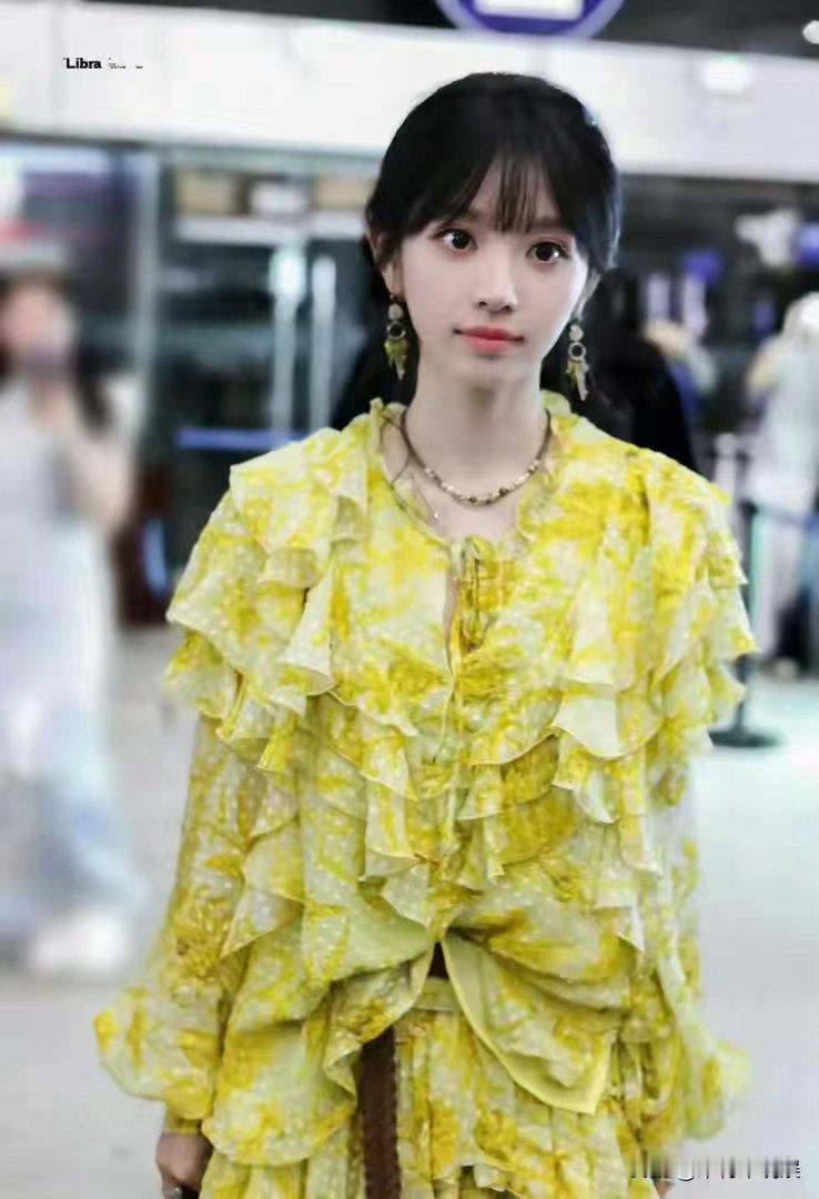 刚火遍全球就空降新加坡！田曦薇黄裙出发Gucci，生图美到出圈 