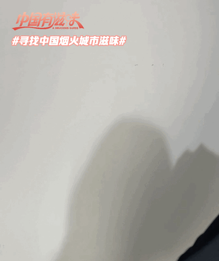 #Amber是装了鸭舌雷达吧# Amber突然之间出现，并且来了个歪头杀，真的和