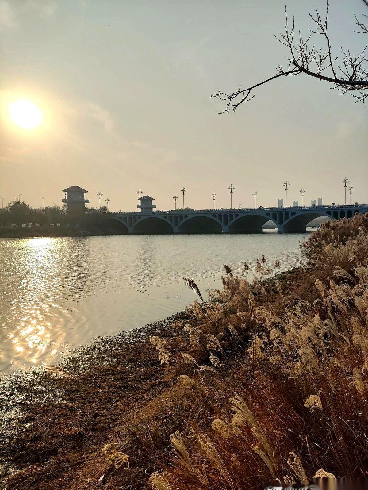 他光着身子冲进儿子房间的时候，我朋友说，她脑子里“嗡”的一声，瞬间一片空白。
不