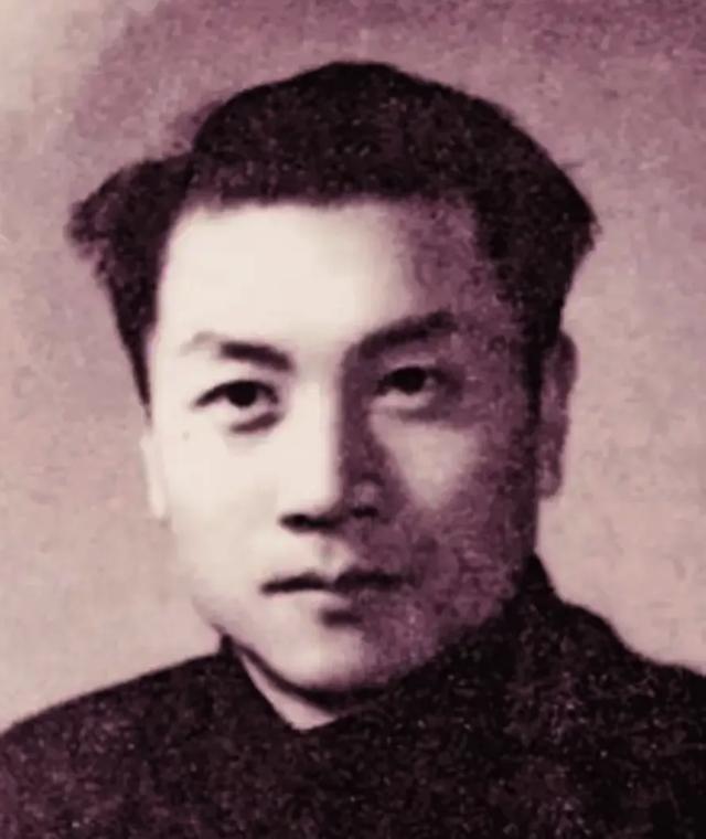 1944年，地下党员任远被俘。深夜，他轻声叫醒狱友：“我重伤难治，日军已识破我身