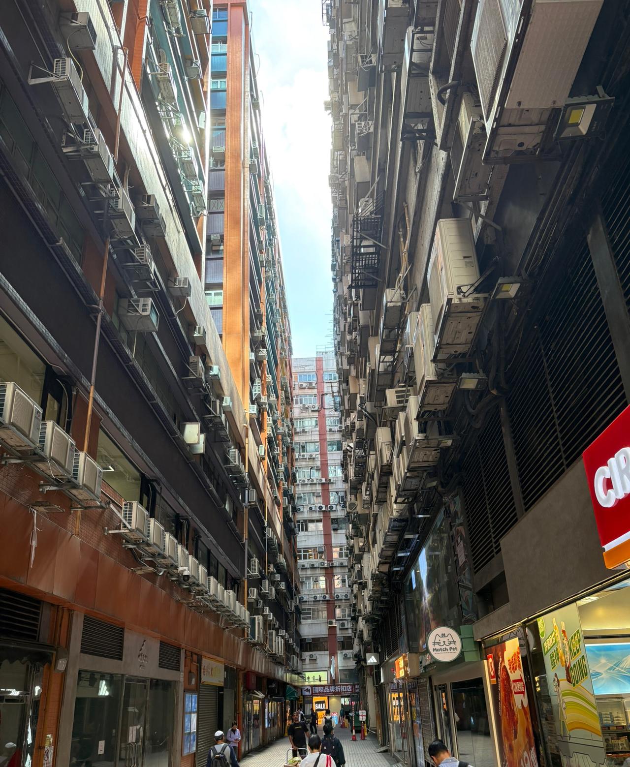 那天去香港，访问一家客户，中午和他们一起吃饭。
聊天的过程中，感受到他们的一些观