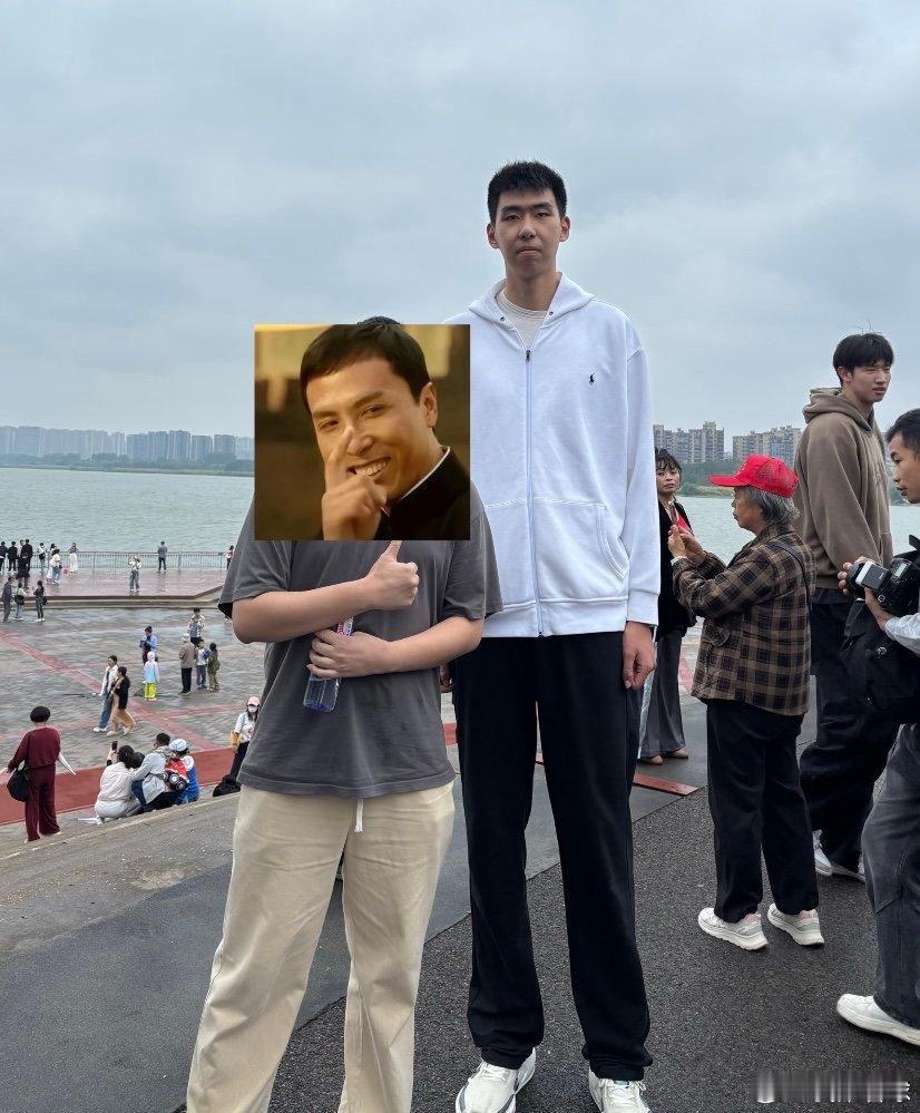有球迷在橘子洲偶遇到徐昕啦，看样子广东全运U22男篮转战湖南备战热身赛了 ​​​