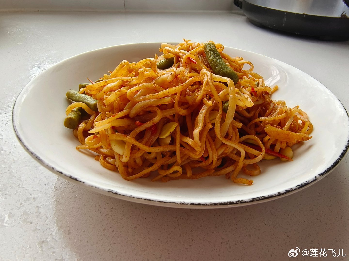 我的美食日记卤面是河南的一道美食夏季主要配菜为羊肉，豇豆，西红柿，黄豆芽先将细面