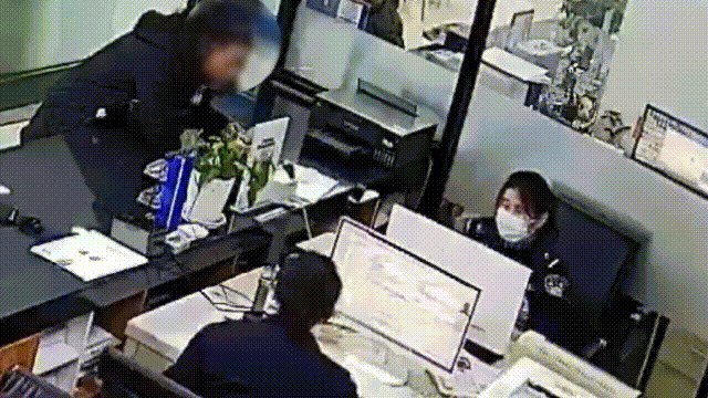 “照片可以给我吗？”在办证窗口，她哭得像个孩子