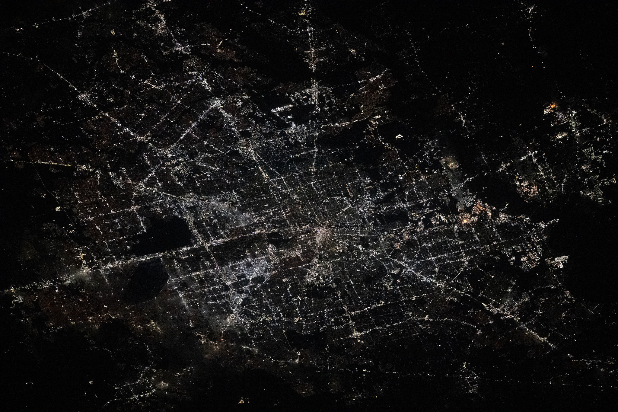 从国际空间站俯瞰，昼夜呈现出截然不同的景象。夜晚，休斯敦的6号公路、8号环城公路