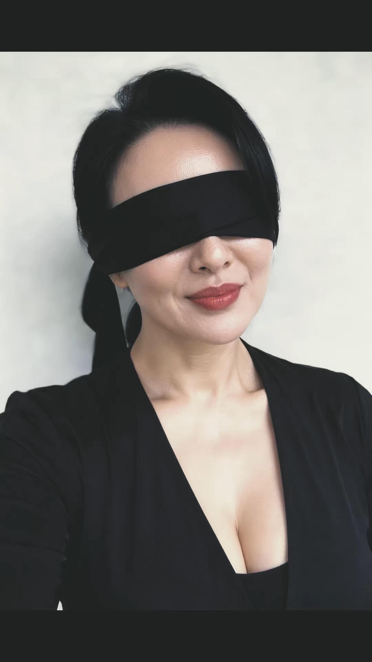 40岁的女人，今天尝试用黑布条蒙住自己的眼睛的打扮，朋友说有一种神秘犹抱琵琶半遮