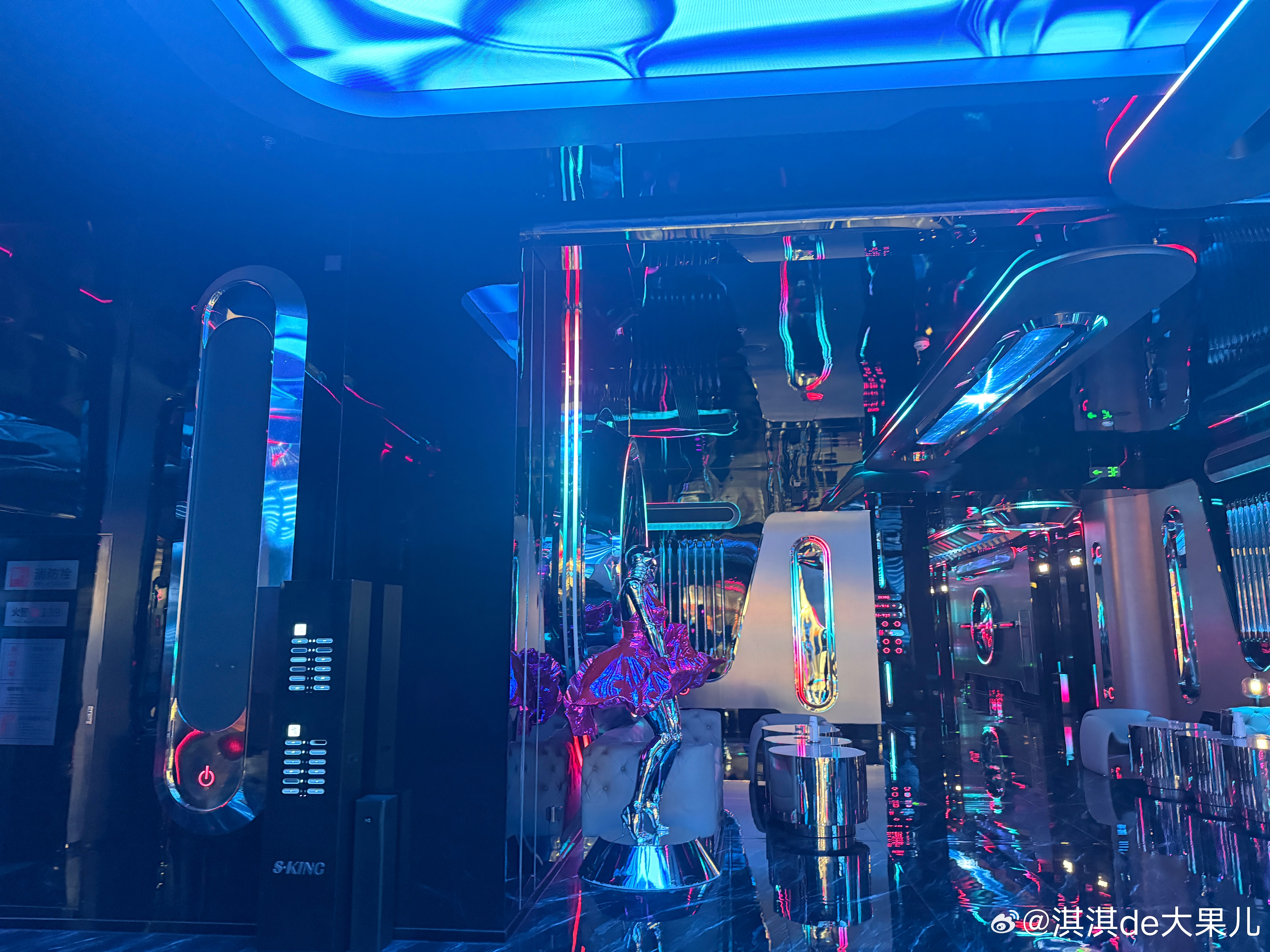 很久没进KTV了。现在整得花里胡哨的