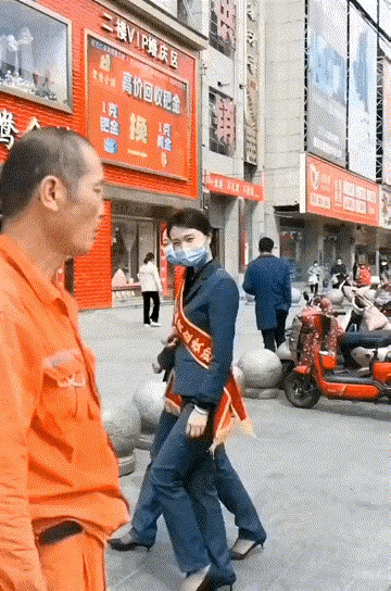 图1：走路不要东张西望，要注意看路啊！
图2：得什么样的人，才能做出这样的菜。
