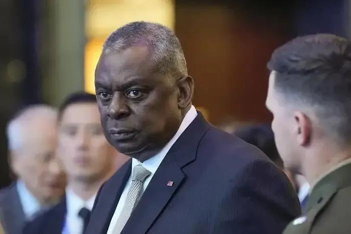 美国防长奥斯汀脸又黑了，又出威胁的言论，“会场不见就战场见”！

这话说给谁听的