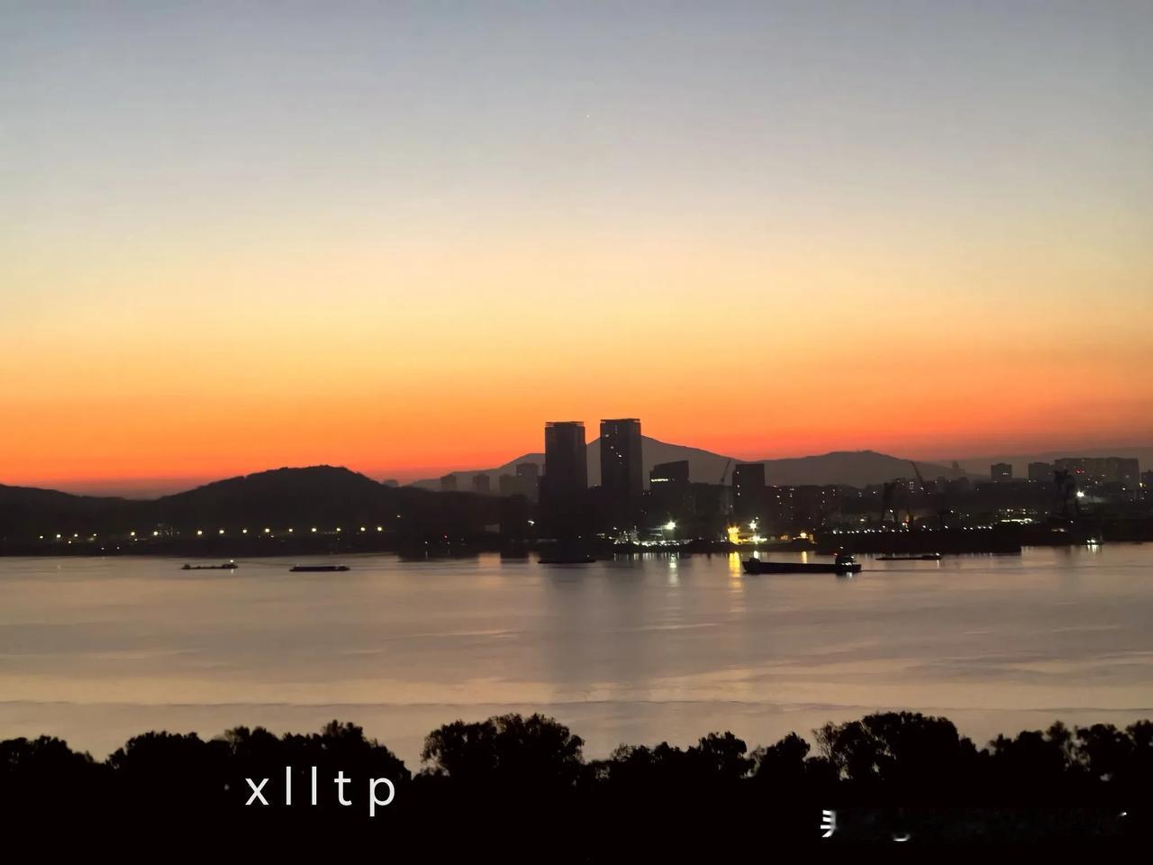 南京清晨江面月亮（原创）
今天早上6:20睡梦中，被老公喊起清理冰箱。推开窗天蒙