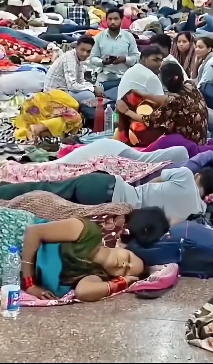 你以为这是印度的孟买吗？
那就大错特错了，
这是中国的繁华都市——上海！！
不得