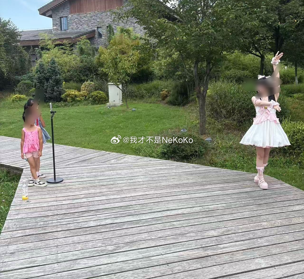 昨天拍巴啦啦小魔仙被严肃围观