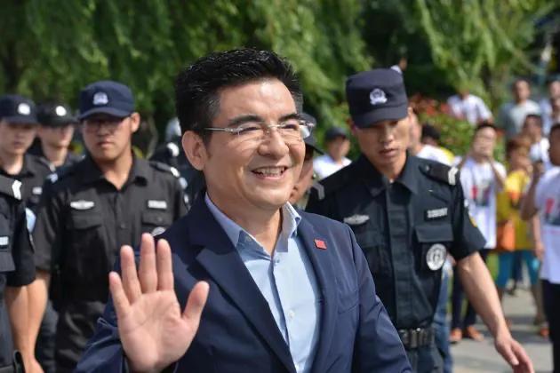2011年，陈光标宣布为了倡导低碳生活，全家都已经“改名”，他改名为“陈低碳”，