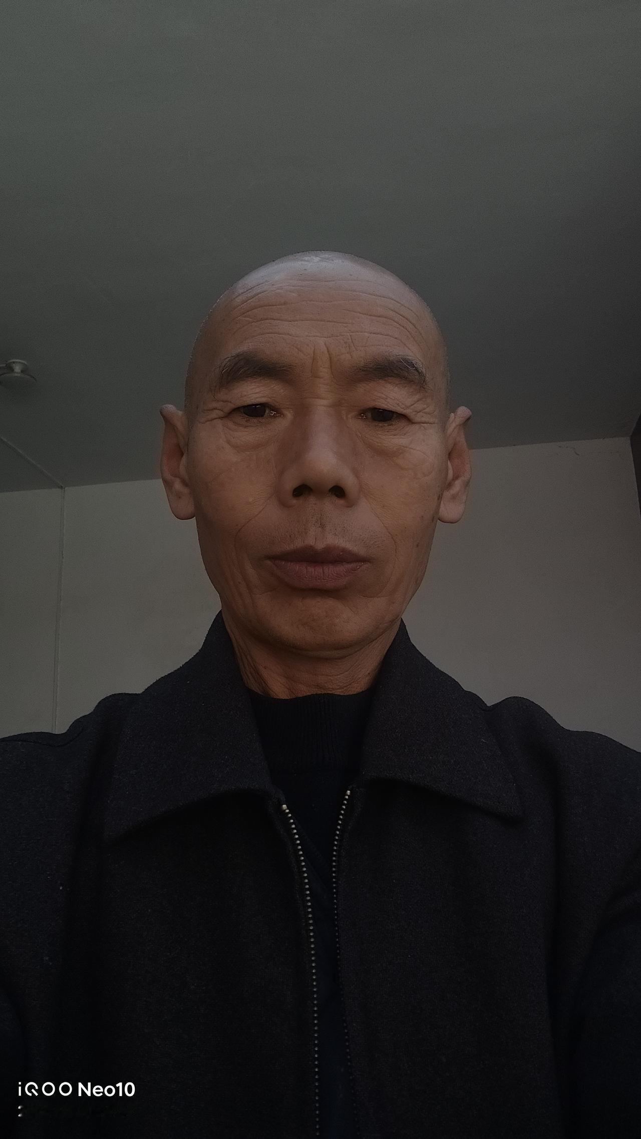 不看脸、不看年纪，真正的帅大叔，是气质、分寸、教养和担当。
 
简单说，帅大叔的