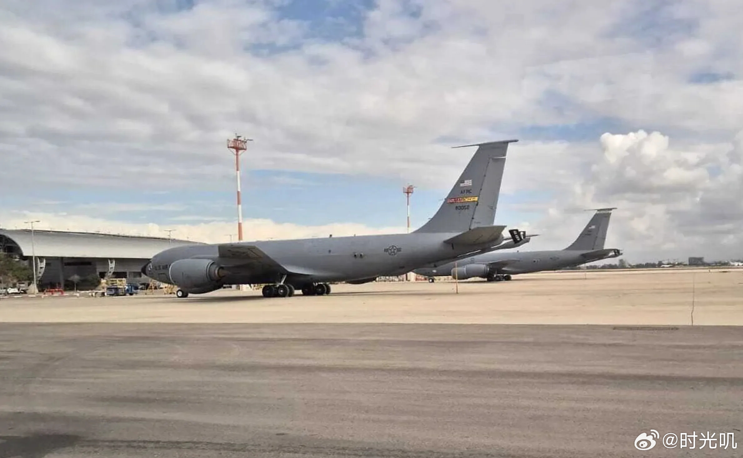 以色列本古里安机场挤满逃离的人本古里安机场人满为患，大批人拖家带口疯狂逃离。平日