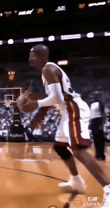 雷阿伦经典三分。
三分线外接球，一个投篮的假动作，把格林点起，格林高高跃起，雷阿