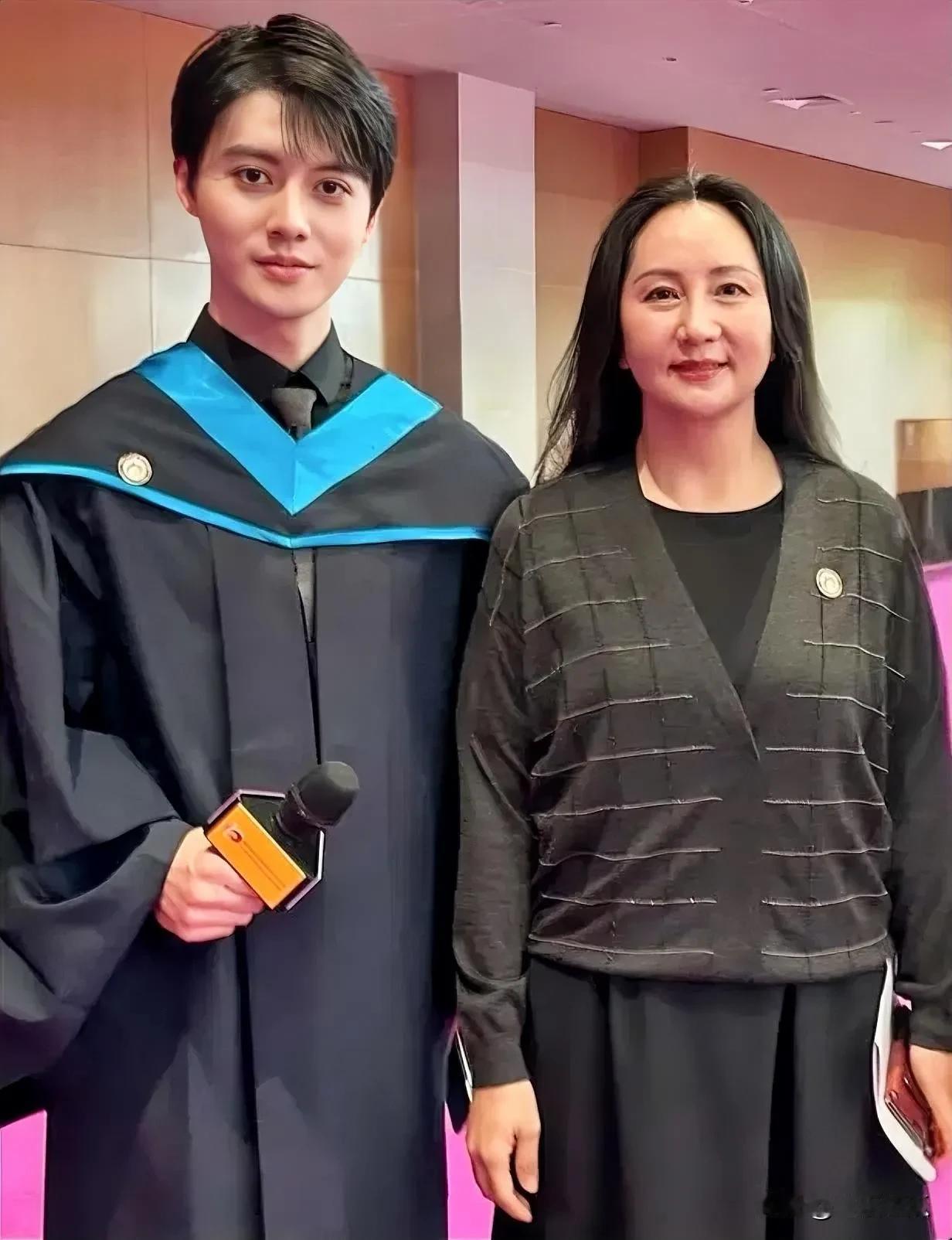孟晚舟不施粉黛也很美，气质高雅不凡，披肩的秀发让她更显靓丽。她是一位坚强的女性，