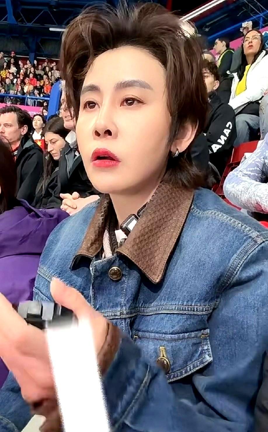 关晓彤真以为自己是“小公主”？
王濛一掏兜，直接让她秒变小迷妹，这差距也太大了吧