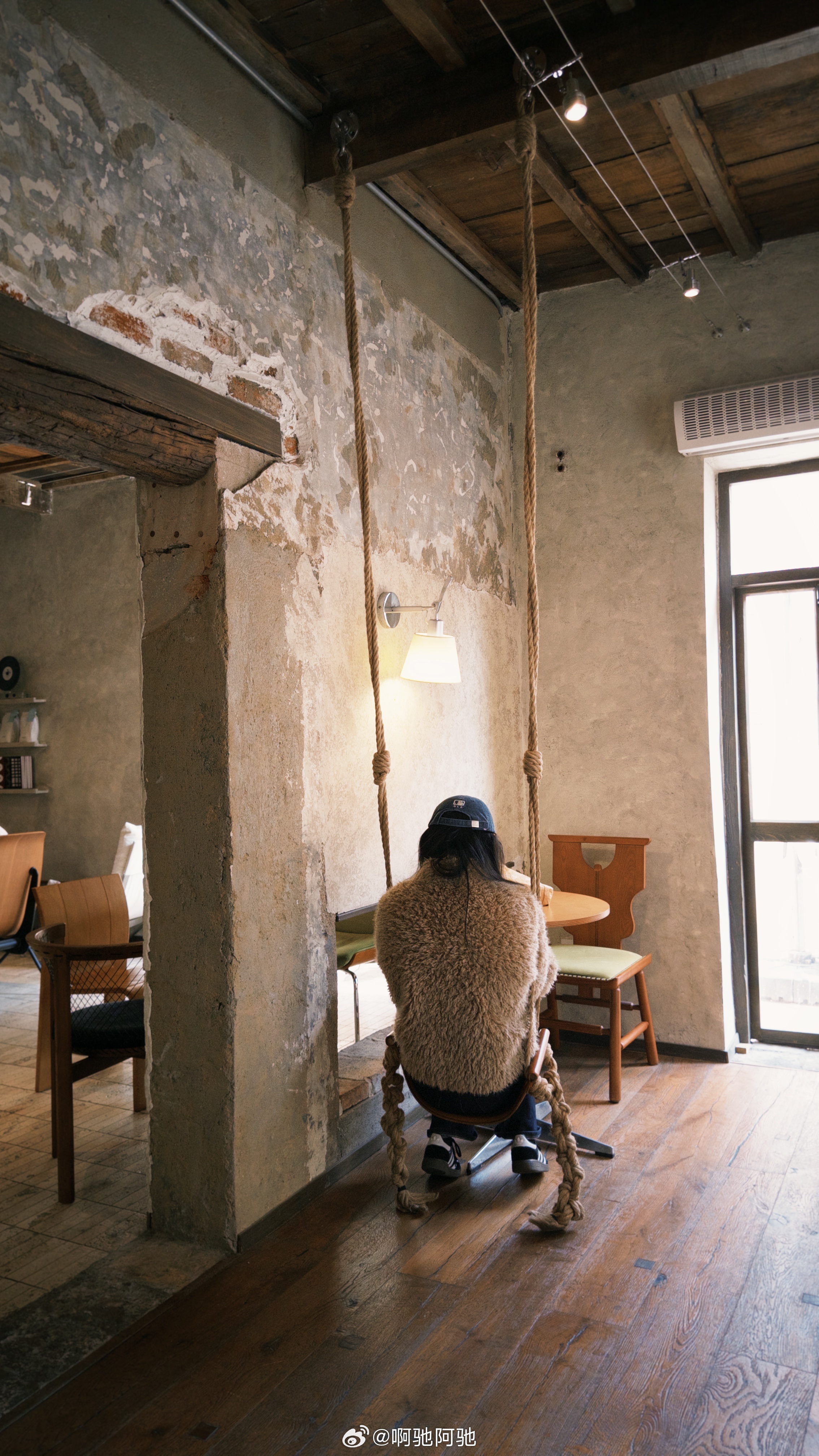 龙江路到处都是游客打卡两边的漫画墙这家咖啡馆因为设计的很漂亮，门口也有很多人拍照