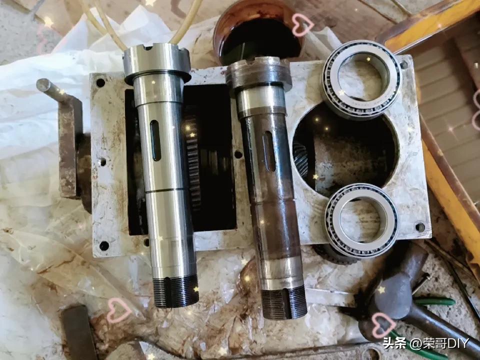 玻璃刻花机磨头齿轮箱维护保养中