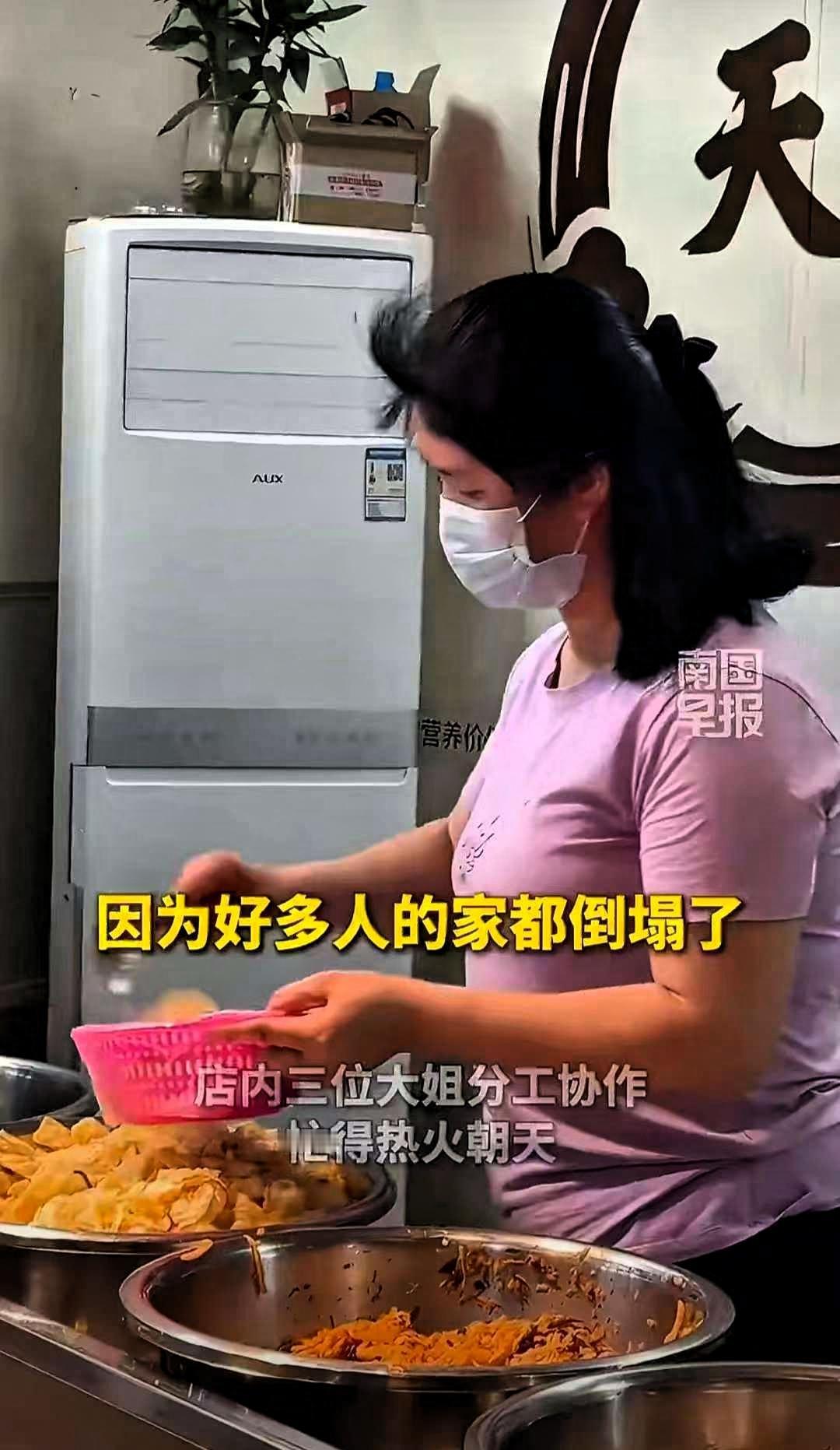 柳州地震发生后，
最戳人的一幕出现了，
不是救援，而是排着长长队伍的人，他们手里