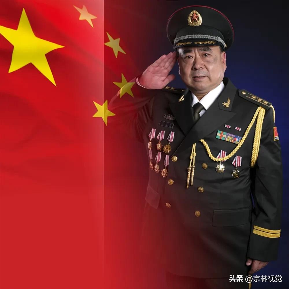 青春无悔，军旅荣光。回首三十余载漫漫从军路，心中满是感恩与热忱。火热的军营，是青