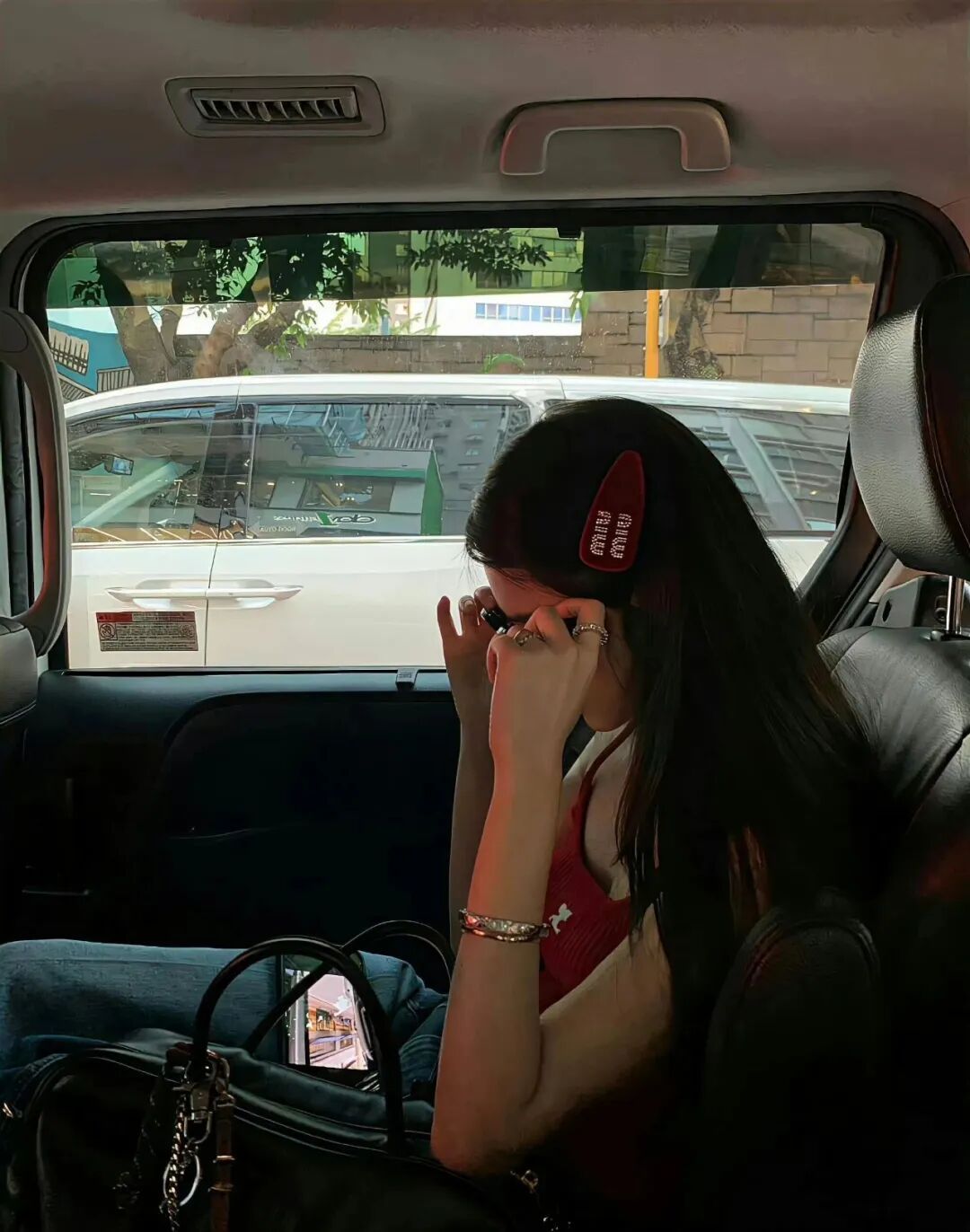 “没本事的女人一人打两份工 有本事的女人一人两个老公.” 