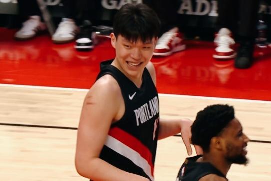 笑开了！
杨瀚森打成2+1，
网友：多谢韦斯利。

末节还剩3分17秒，开拓者1