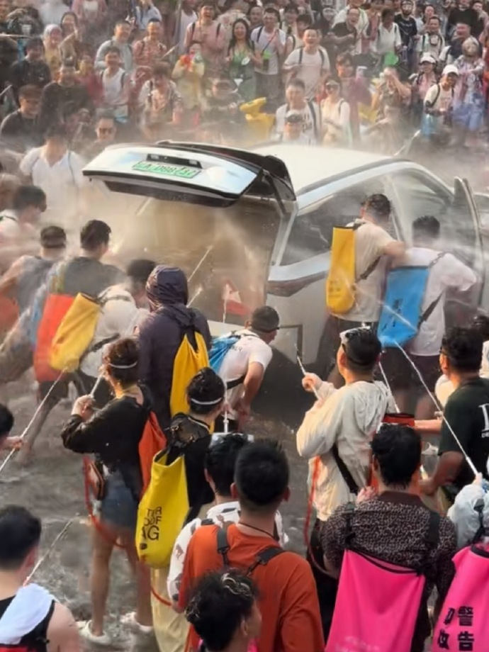刷到了这位女车主的视频她说车后备箱全湿了好端端的车直接变成泡水车了女子被强拉开车