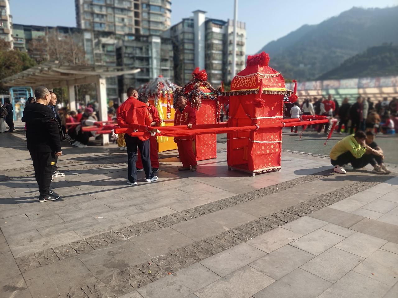 热闹的街头，传统花轿显眼，红红火火闹新春！