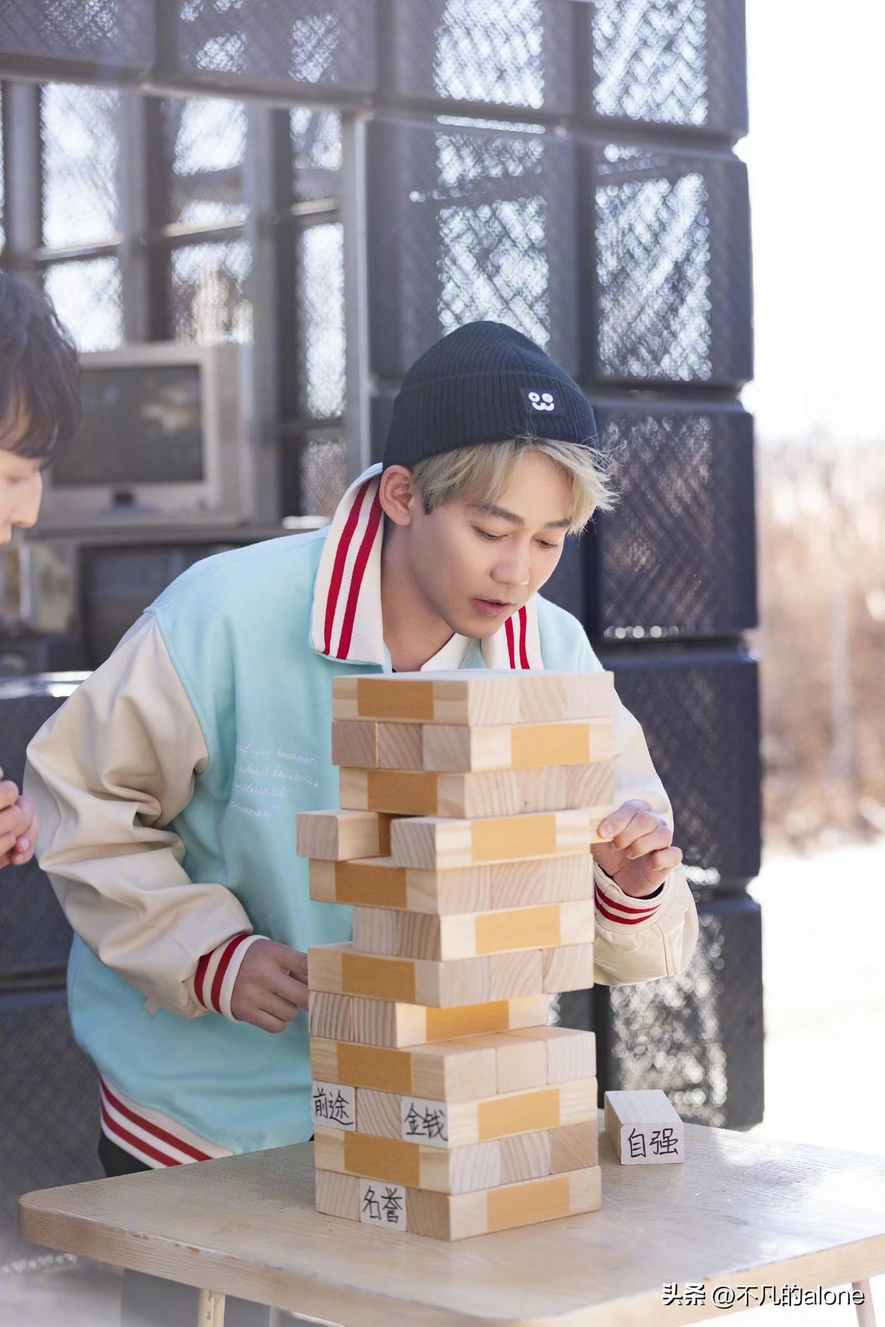 3月10日，苏醒发文说：“这是三行走心且不会重复的文案，有风季感谢收看，下一季有