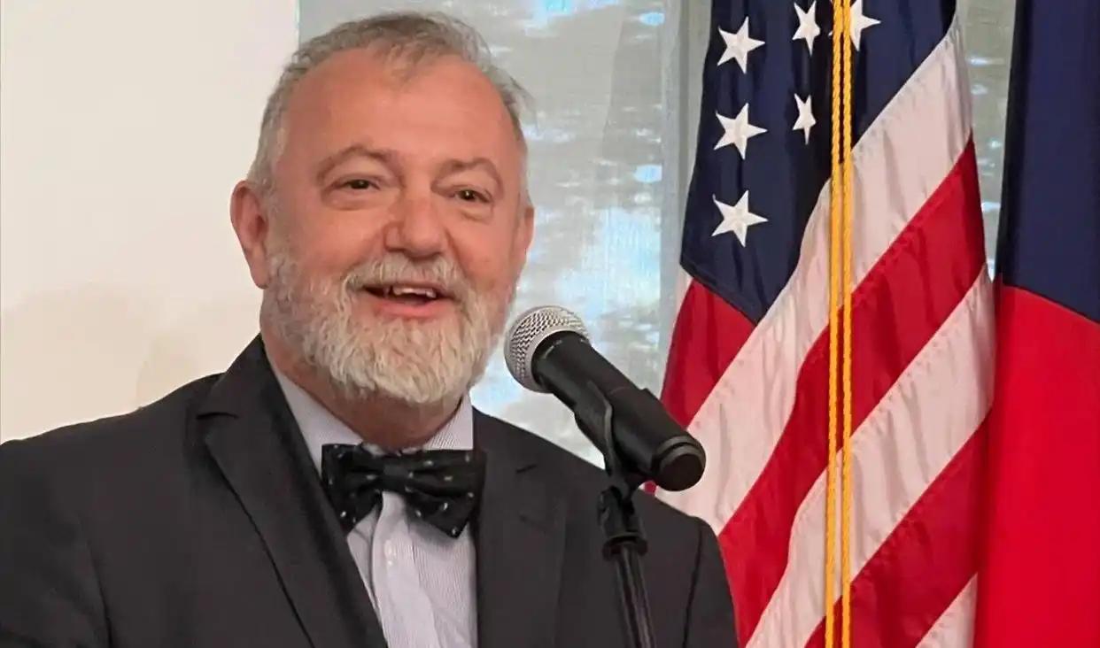 捷克扛不住了！在捷克总统帕维尔被我们“拉黑”，冻结交往之后，捷克现在主动对我们示