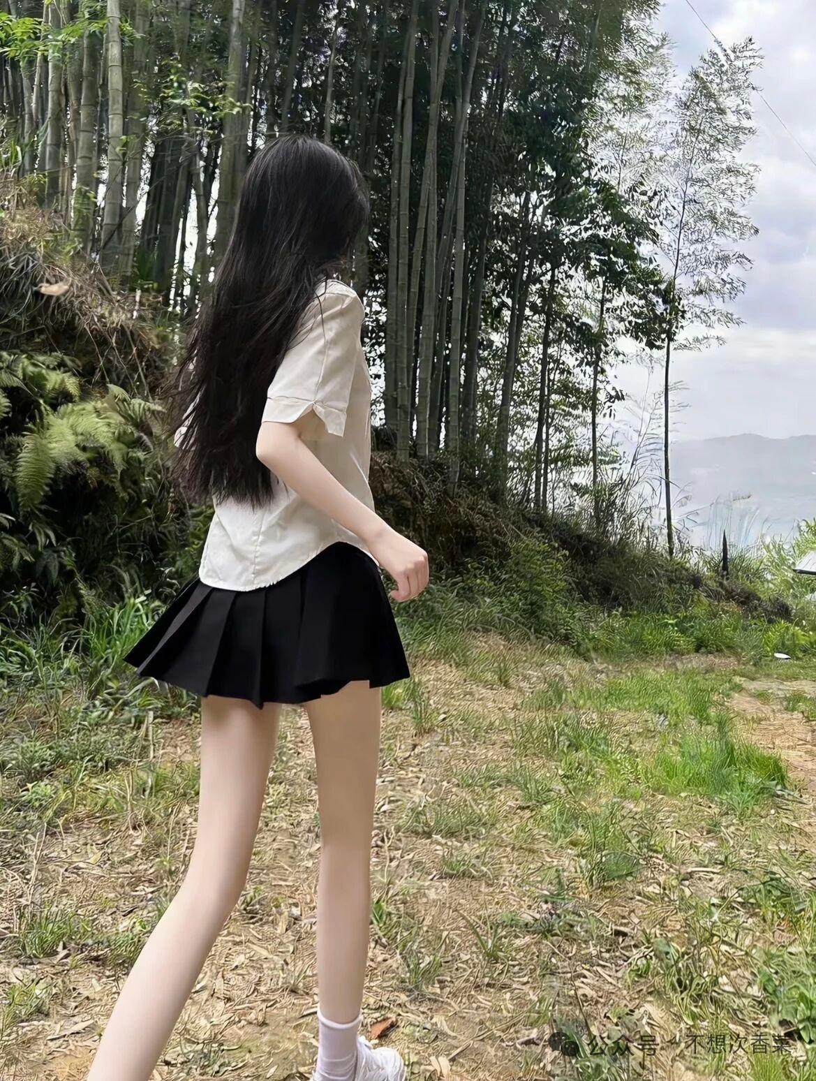 少女漫步竹林间，轻纱裙摆随风舞。