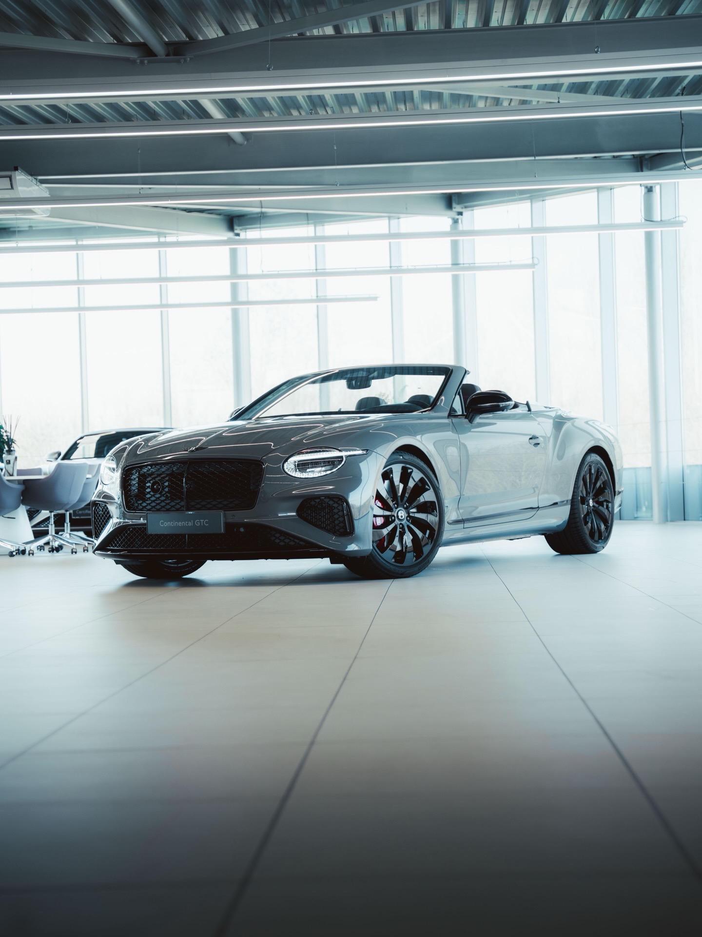 原来宾利欧陆GTC 可以这么酷！英伦贵族敞篷GT，19秒开关敞篷，风噪...