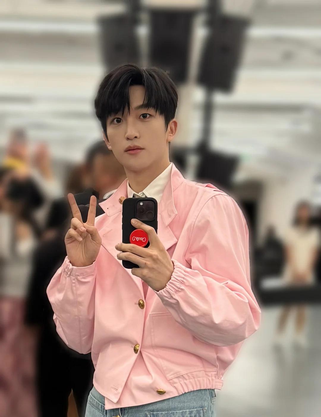 黄子弘凡粉色OOTD对镜自拍请自取
看完隔壁@FantasticMan 的采访，