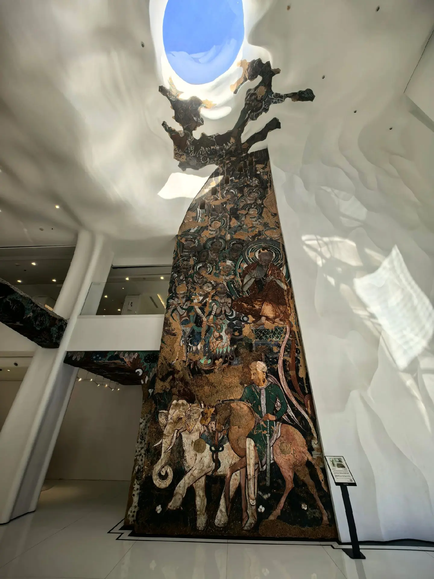 美克洞学馆。位于北京朝外，建筑面积3.5万平方米，展示面积2.3万平方...