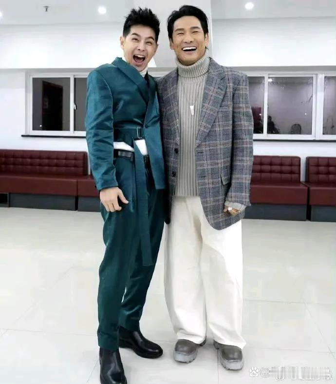 杜已经60多岁保养的不错，不过林看上去更加年轻，毕竟还不到50