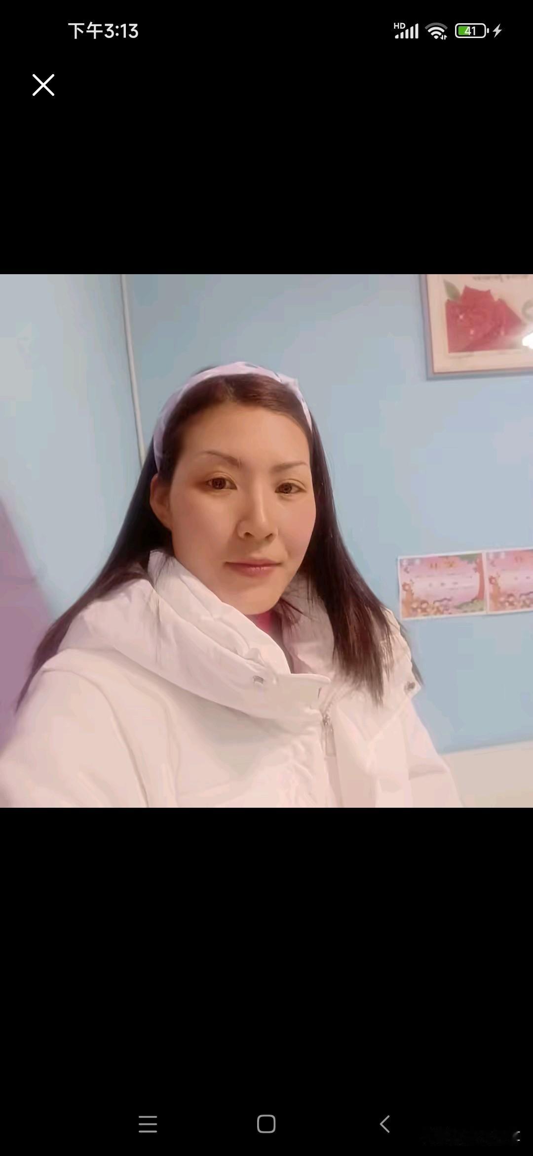 女人的裤子不要穿的太紧，裤子太往上拉紧，具体原因你自己再仔细看裤裆就明白了，这样