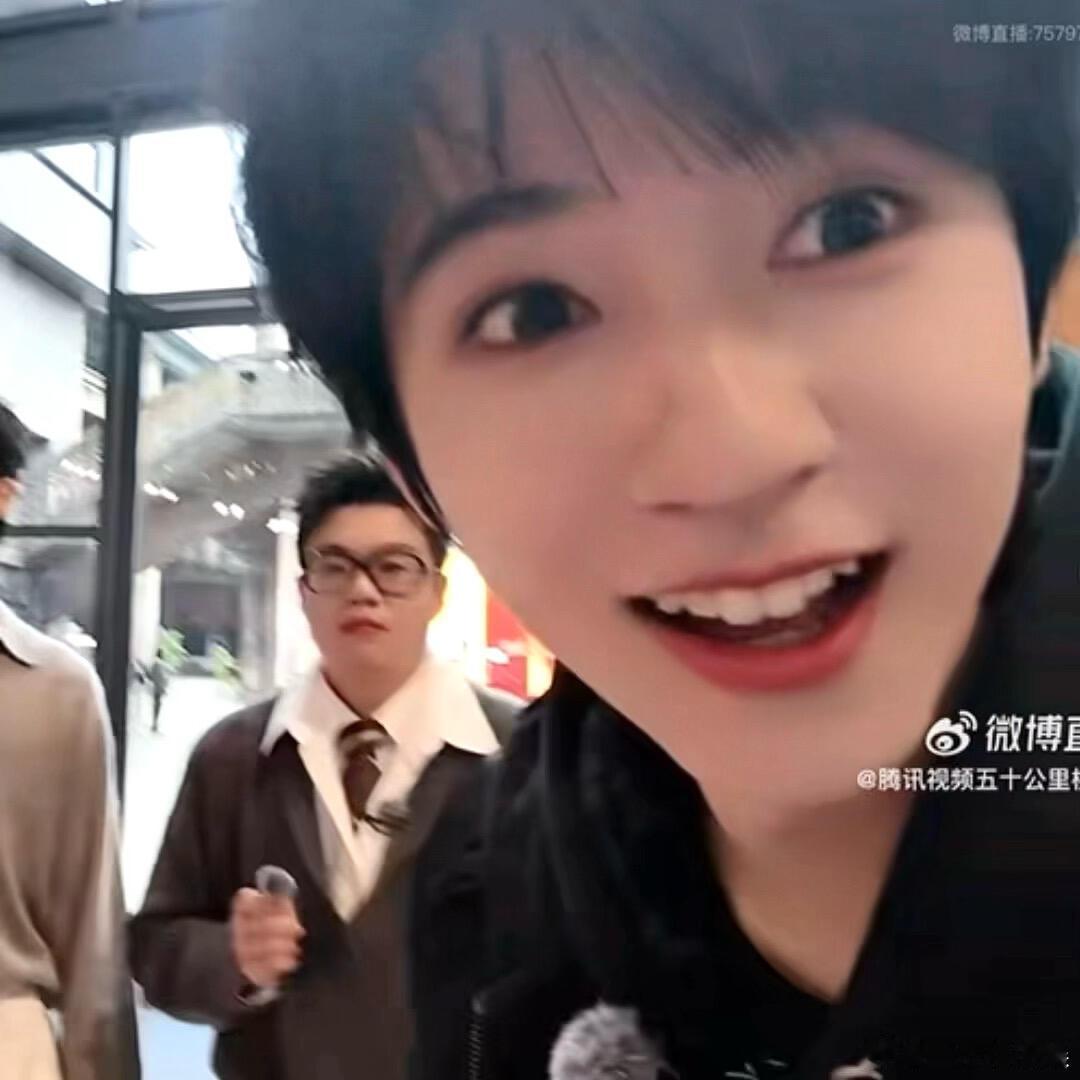 贺峻霖出外务还在用脚打响指❤️被贺峻霖的小细节戳中！出外务都不忘秀脚打响指，俏皮