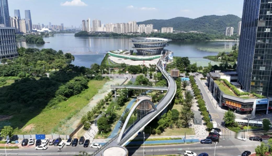 这篇热乎的推送是昨天（6月13日）由长沙晚报发布出来的。现在梅溪湖不仅仅有那片漂