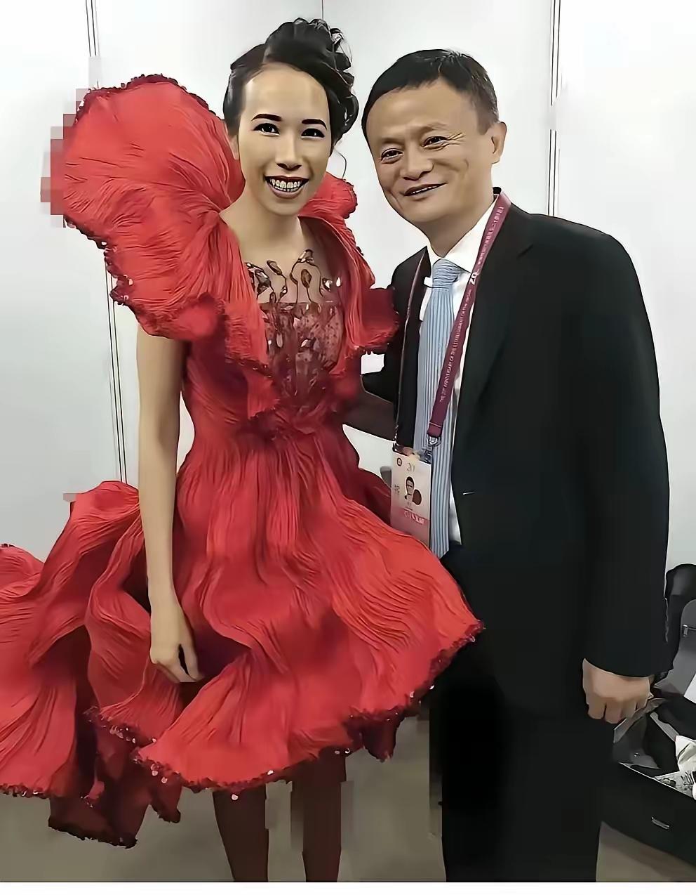 马云没少跟美女拍照，这说明马云是正常人。