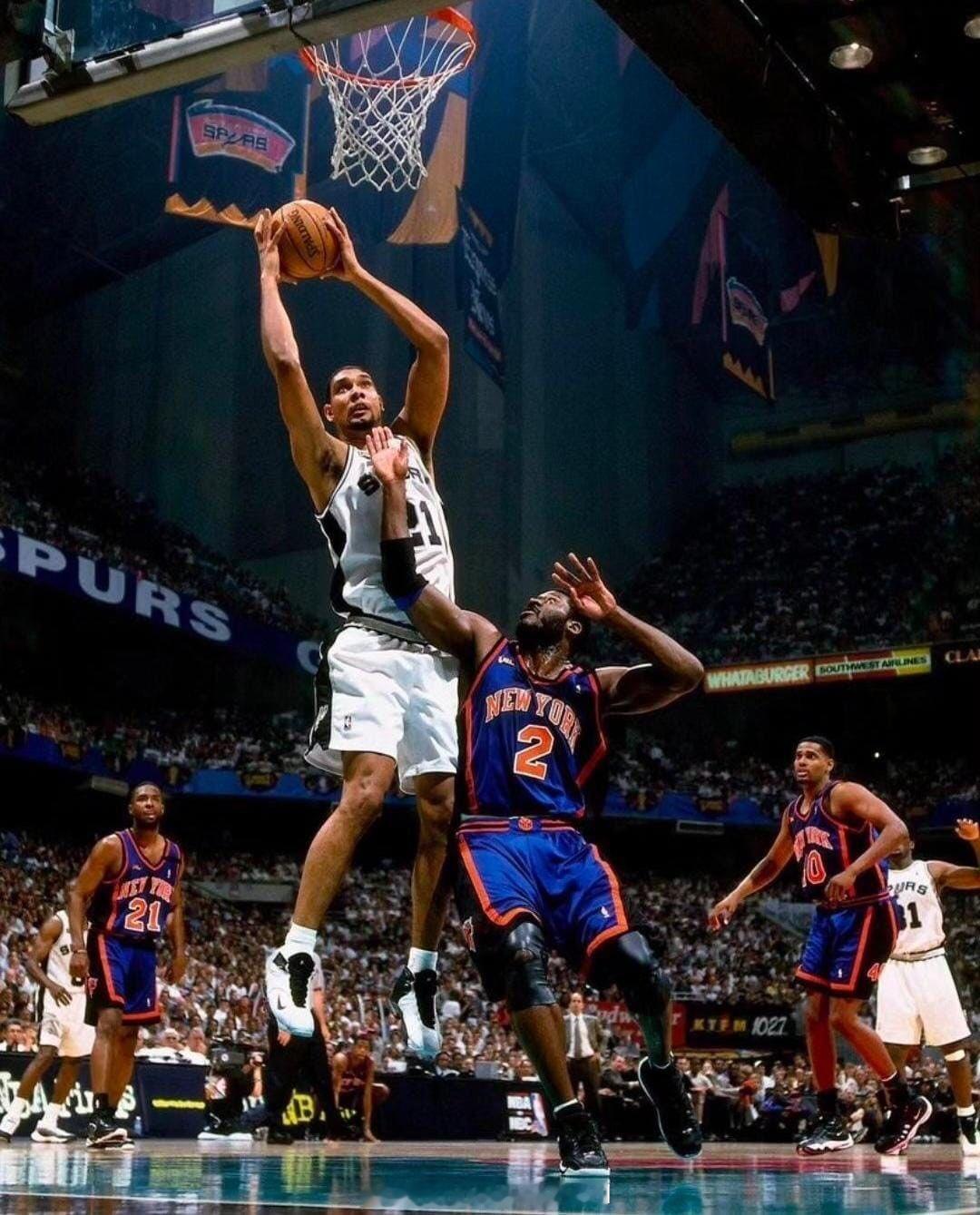 蒂姆·邓肯在1999年NBA总决赛中对拉里·约翰逊得分 
