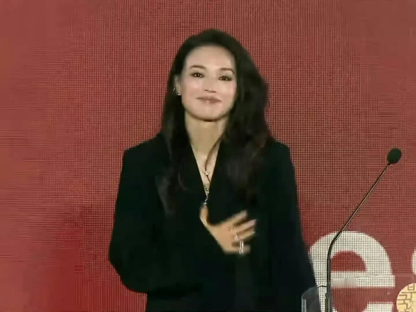 舒淇 万能解 们舒淇妈咪今年真是全面开花slay一整年！化身为万能姐！舒淇当导演