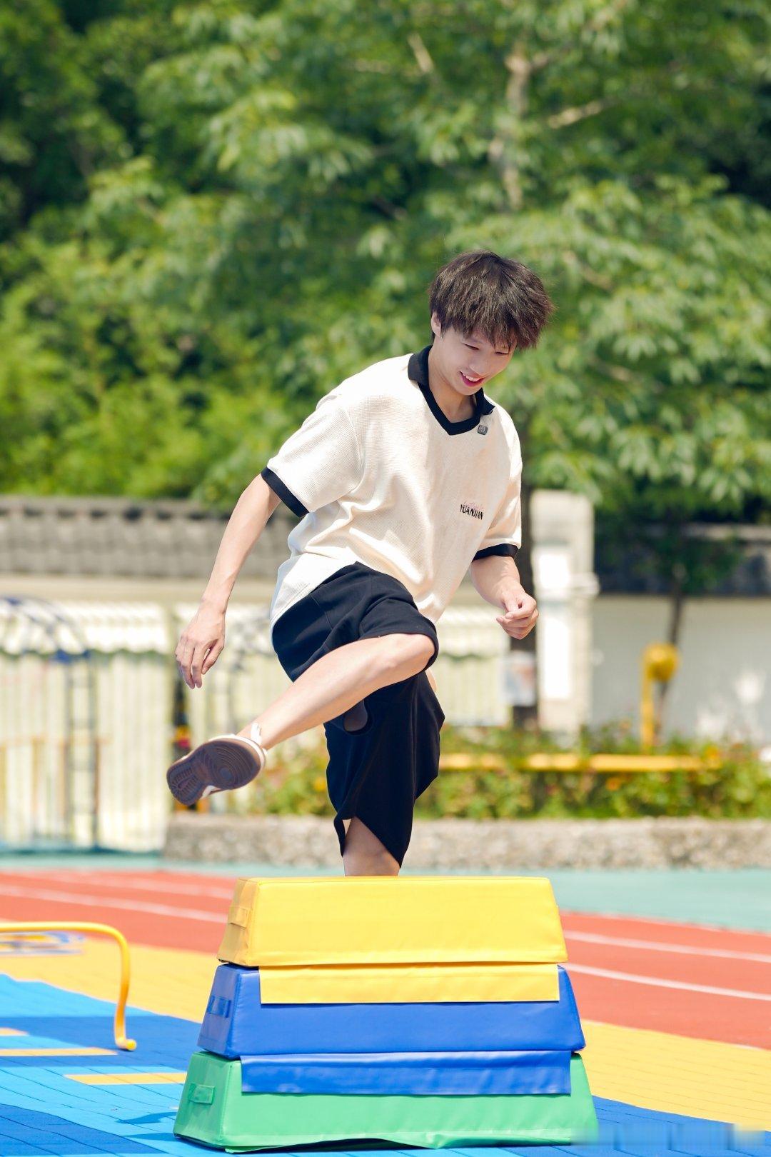 乒乓球世界冠军林高远近日走进乡村幼儿园，担任“一日体育老师”。课堂上，他温柔耐心