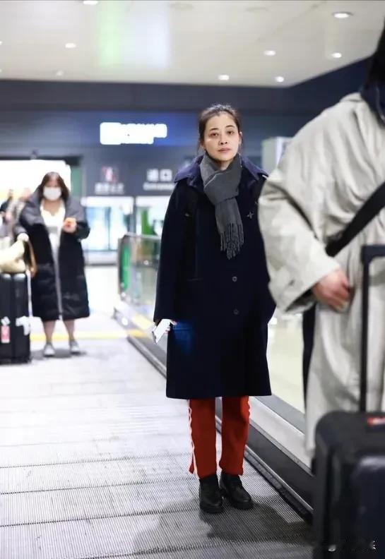 梅婷一脸疲惫的中年妇女模样被网友拍到。其实很正常，她生活中喜欢素颜示人，也不喜欢
