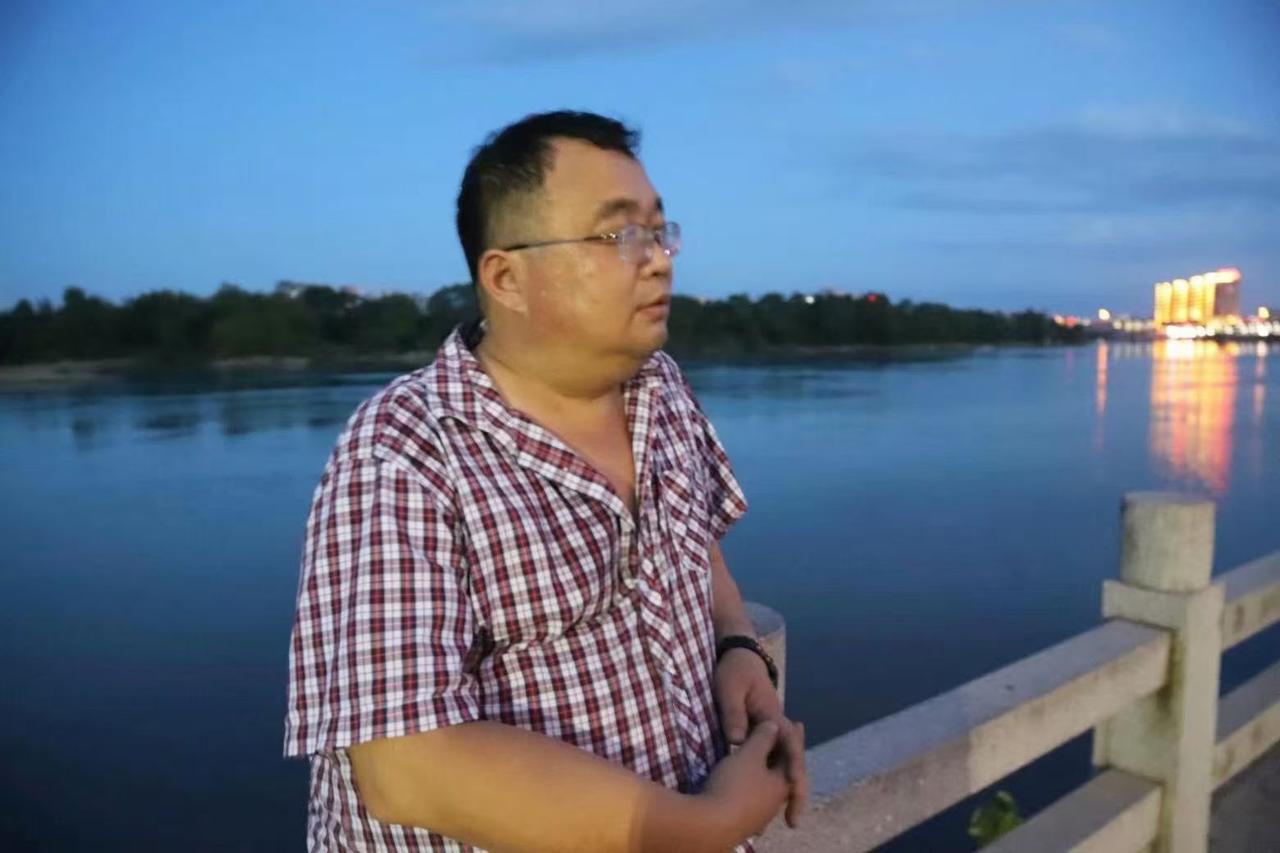 天净沙·老来豪情
半百不算老翁，
夕阳高挂苍穹。
纵有千难困拢。
笑迎霜风，
暮