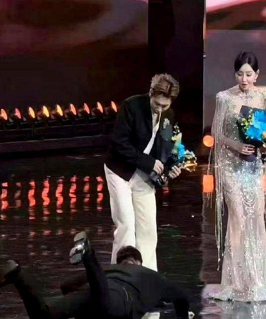 台上喊大卖，台下竟全是退票声！今年春节档，你手里的电影票，可能要砸手里了。
 