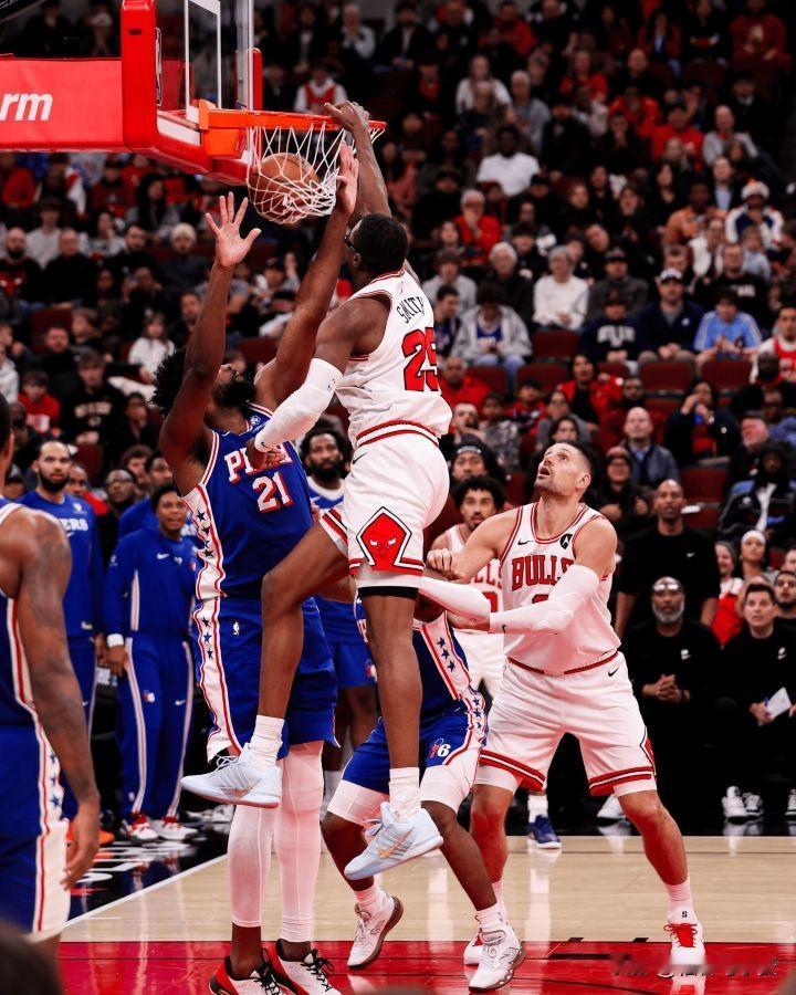 杰伦-史密斯出场的30场比赛，公牛的战绩为17胜13负，他没出场的比赛，公牛的战